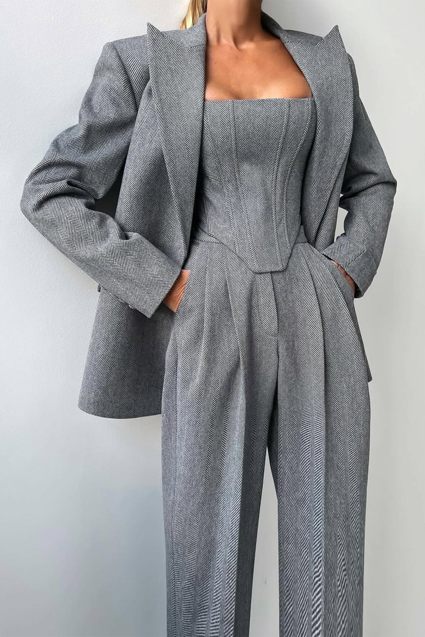 Chic Women's Three-Piece Suit: Blazer, Corset, Wide-Leg Trousers for Stylish Occasions